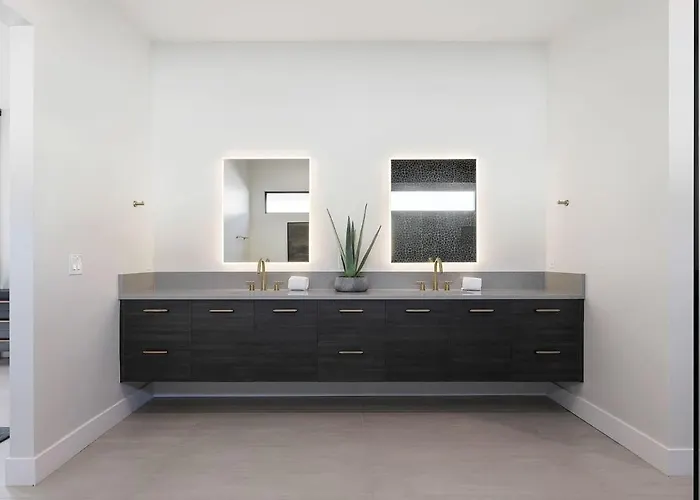 Luxe - Ember - Pool Heat Available - Fire Pit *